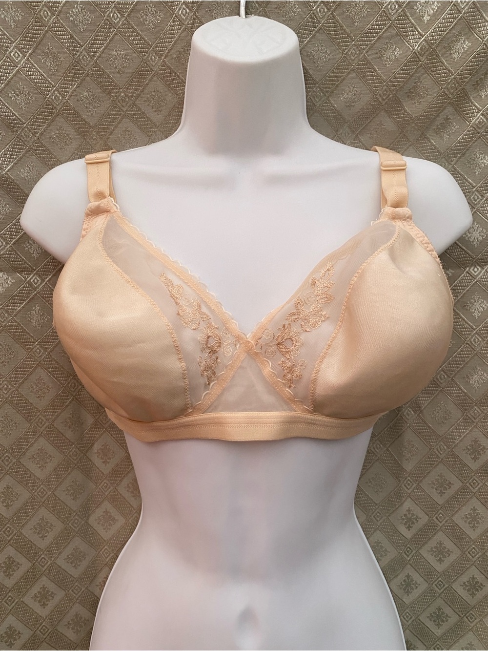 Playtex Beautiful Ones Cross Your Heart Bra 38C Vintage 579 Nude Beige Wire-Free